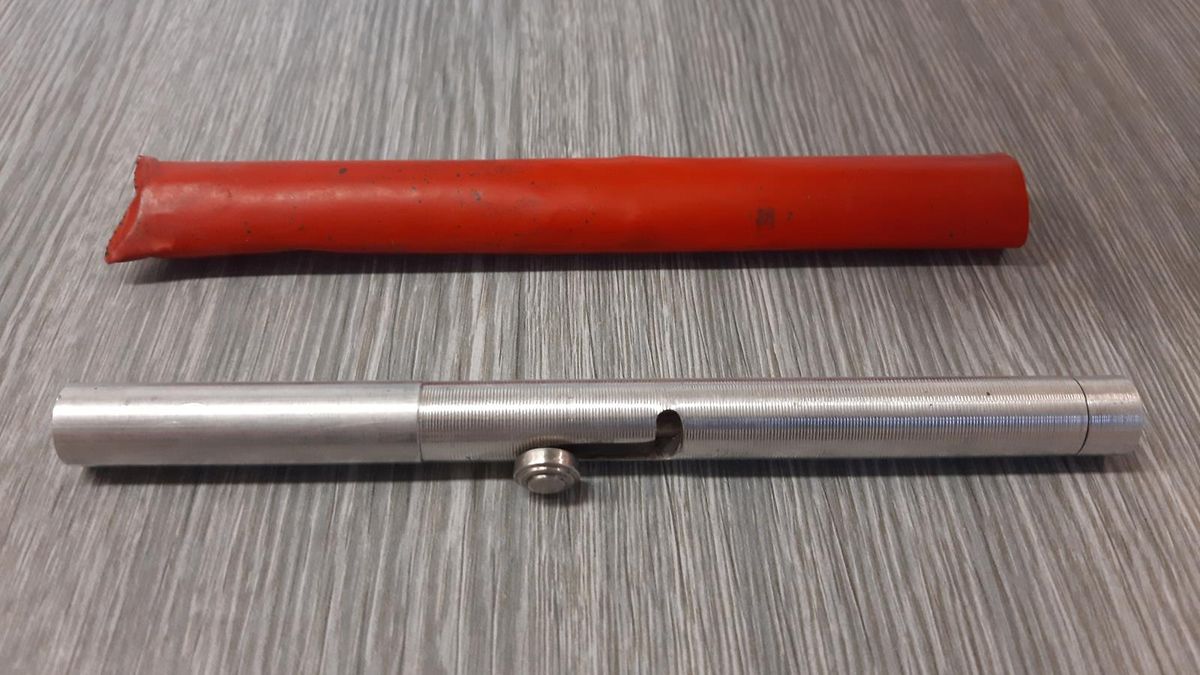 Pervitin, pivo a nabitá střelná zbraň. Policisté chytili při rutinní kontrole recidivistu na motorce